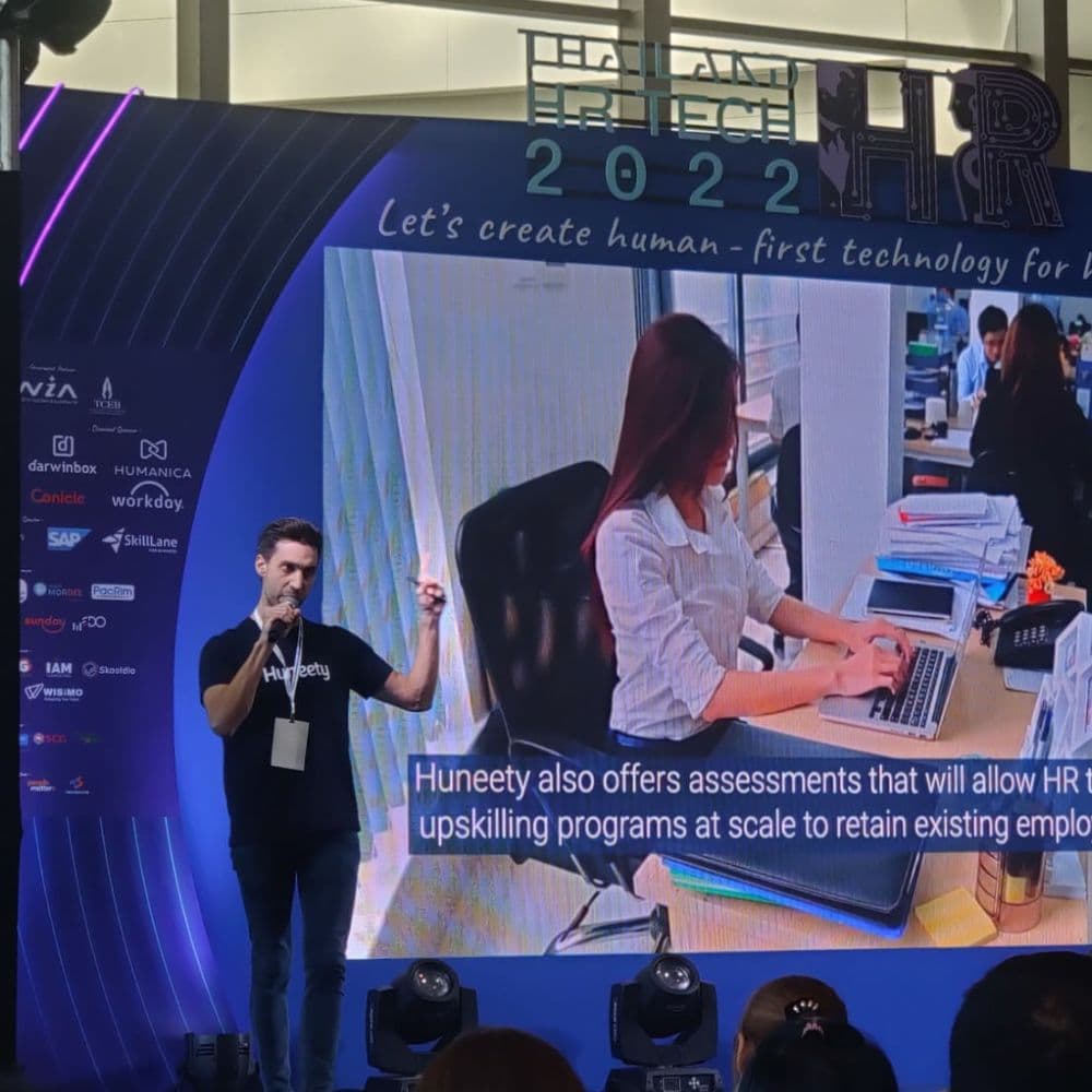 Simon presenting the manager development program : a practical, no-theory training designed for managers and trusted by HR teams.