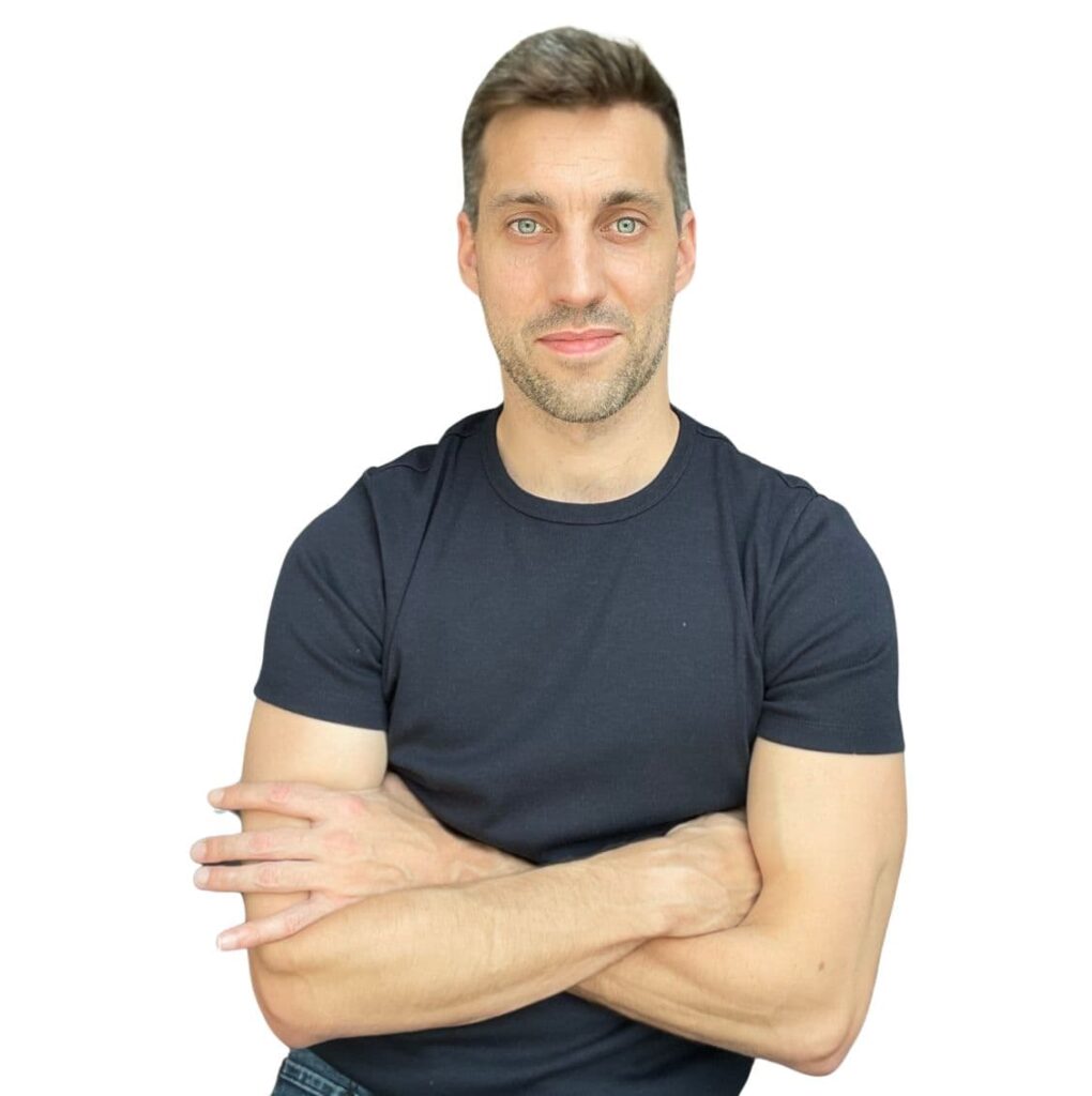 Simon Carvi - Creator of the Manager Development Program for practical leadership training
